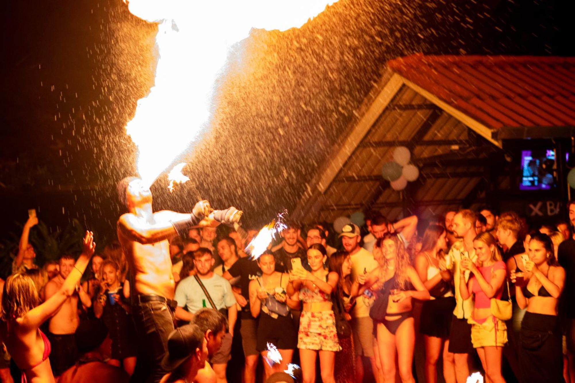 Base Party Hostel Ao Nang Exterior photo