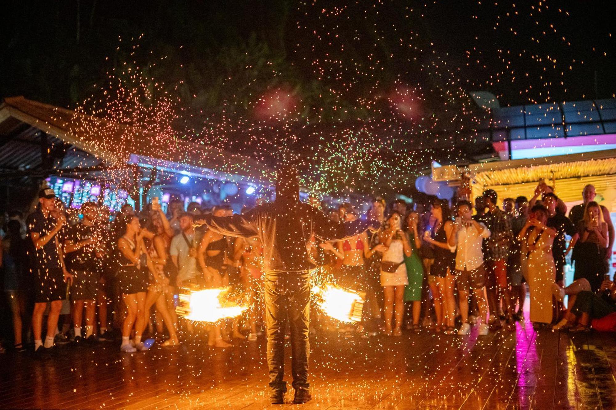 Base Party Hostel Ao Nang Exterior photo